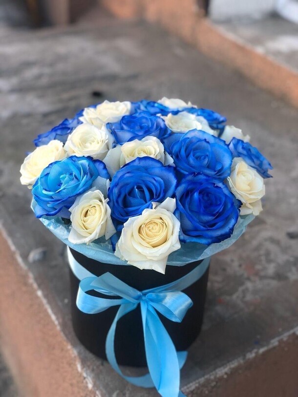 Синие розы в коробке, артикул F1131310 - 7480 рублей, доставка по городу. Flawery - доставка цветов