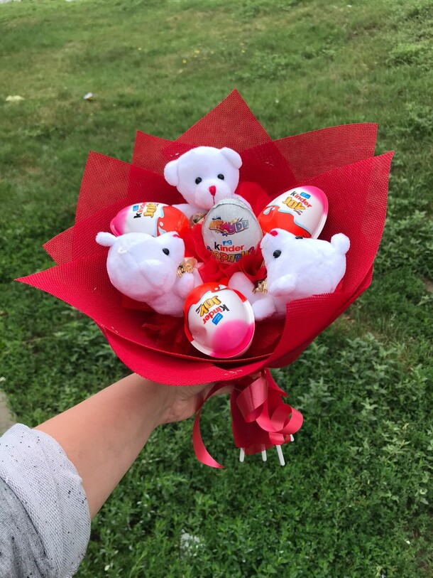 Букет мишки и киндеры, артикул F1131369 - 4235 рублей, доставка по городу. Flawery - доставка цветов