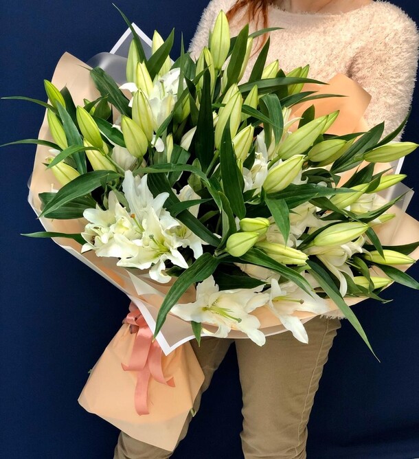 25 лилий в букете, артикул F1132347 - 34485 рублей, доставка по городу. Flawery - доставка цветов