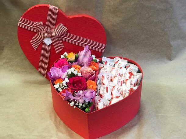 Коробка со сладостями, артикул F1132408 - 5638 рублей, доставка по городу. Flawery - доставка цветов