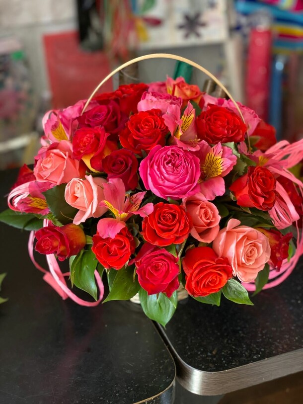 Красная корзина, артикул F1132945 - 7865 рублей, доставка по городу. Flawery - доставка цветов