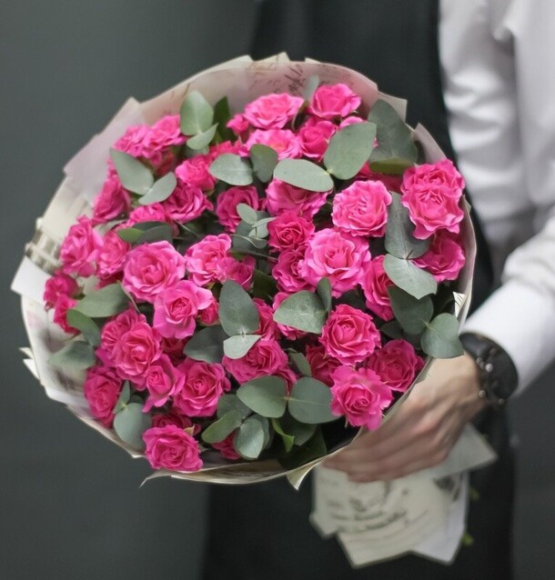 Роза кустовая с эвкалиптом, артикул F1133204 - 11737 рублей, доставка по городу. Flawery - доставка цветов