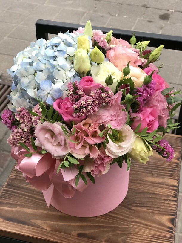 Цветы в коробке, артикул F1134183 - 8349 рублей, доставка по городу. Flawery - доставка цветов