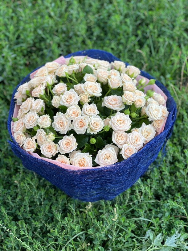 Букет из кустовых роз, артикул F1134388 - 9075 рублей, доставка по городу. Flawery - доставка цветов