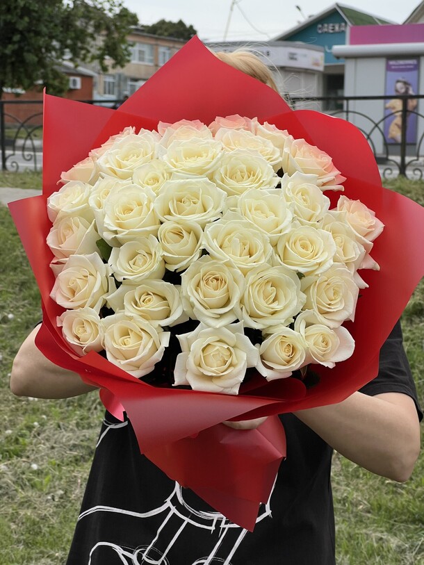 35 роз в букете, артикул F1134683 - 10527 рублей, доставка по городу. Flawery - доставка цветов