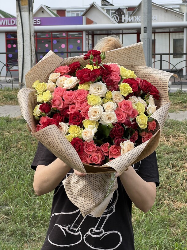 Кустовая роза микс, артикул F1137498 - 19965 рублей, доставка по городу. Flawery - доставка цветов