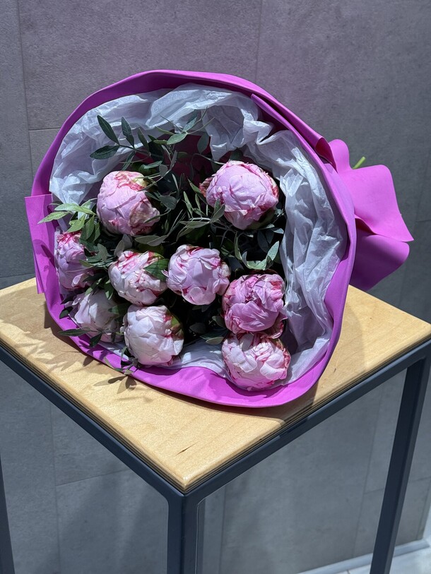 Букет пионов, артикул F1137500 - 12705 рублей, доставка по городу. Flawery - доставка цветов