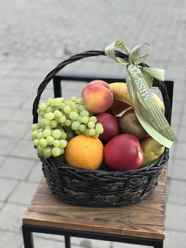 Корзинка с фруктами, артикул F1137789 - 5856 рублей, доставка по городу. Flawery - доставка цветов