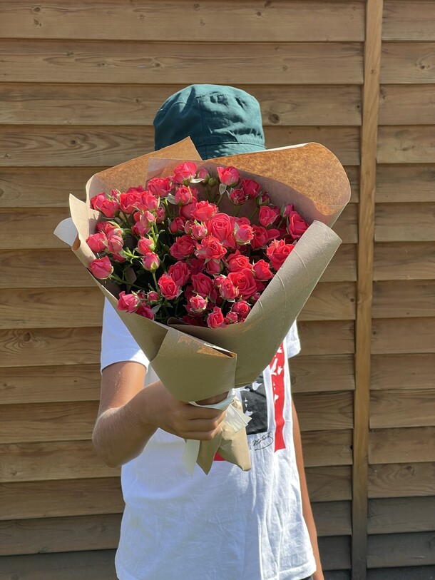 Букет кустовых роз, артикул F1138298 - 6897 рублей, доставка по городу. Flawery - доставка цветов