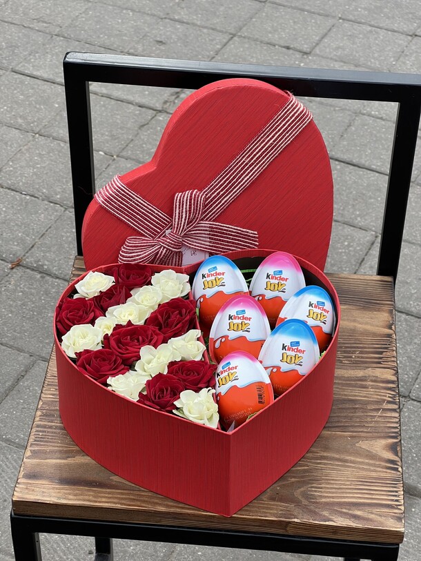 Коробочка с киндерами, артикул F1140907 - 6050 рублей, доставка по городу. Flawery - доставка цветов