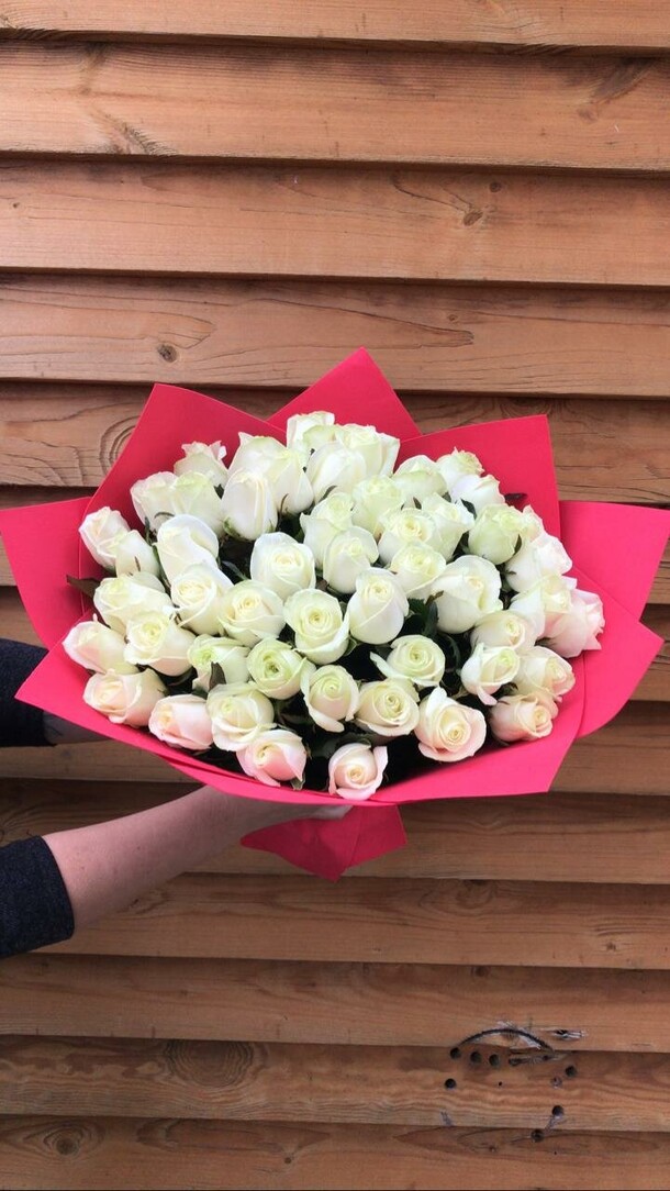 51 белая роза, артикул F1142897 - 15428 рублей, доставка по городу. Flawery - доставка цветов