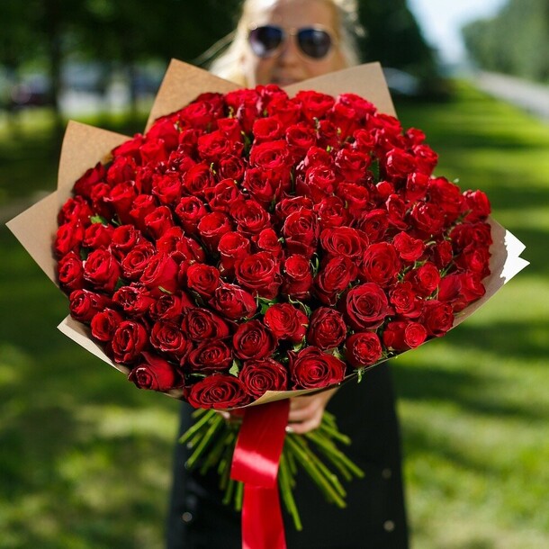 101 роза, артикул F1142900 - 37631 рублей, доставка по городу. Flawery - доставка цветов