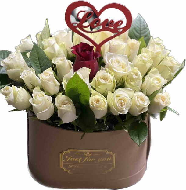 51 роза в коробке, артикул F1142905 - 14520 рублей, доставка по городу. Flawery - доставка цветов