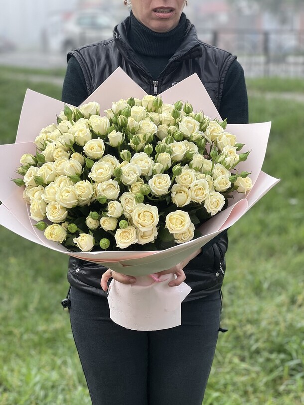 Букет кустовых пионовидных роз, артикул F1143503 - 26813 рублей, доставка по городу. Flawery - доставка цветов