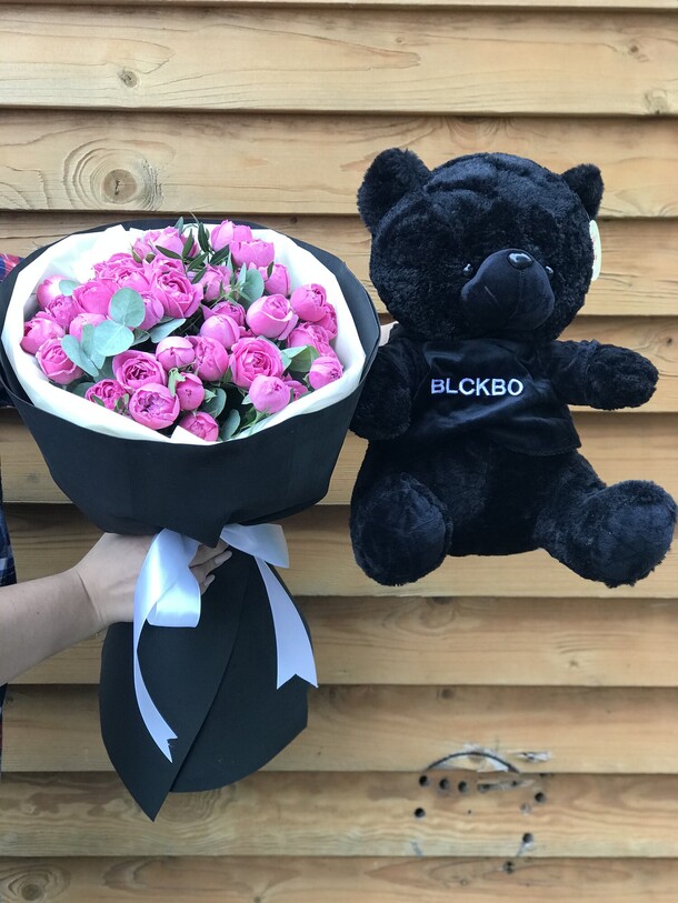 Букет пионовидных роз и мишка, артикул F1144945 - 15004 рублей, доставка по городу. Flawery - доставка цветов