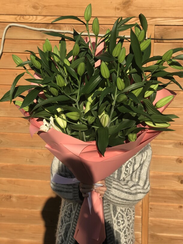 Букет лилий, артикул F1144955 - 11737 рублей, доставка по городу. Flawery - доставка цветов