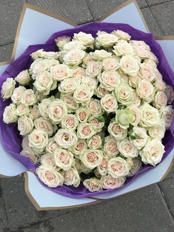 Букет белых кустовых роз, артикул F1144958 - 19965 рублей, доставка по городу. Flawery - доставка цветов