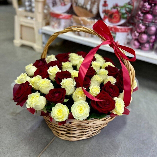 51 роза в корзинке, артикул F1148557 - 17424 рублей, доставка по городу. Flawery - доставка цветов