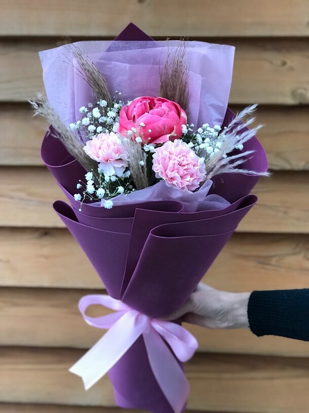 Букет из пиона и диантуса, артикул F1149845 - 3267 рублей, доставка по городу. Flawery - доставка цветов