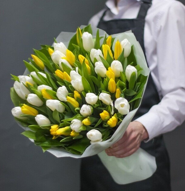 Букет 51 тюльпан, артикул F1152082 - 19360 рублей, доставка по городу. Flawery - доставка цветов