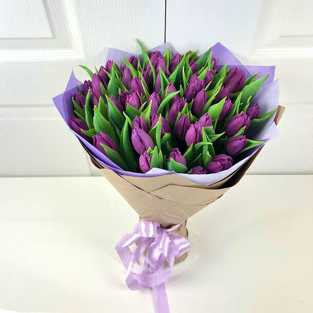 Букет 35 тюльпанов, артикул F1152085 - 13613 рублей, доставка по городу. Flawery - доставка цветов