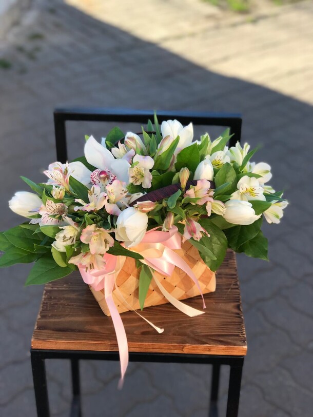 Корзиночка нежная, артикул F1153404 - 10406 рублей, доставка по городу. Flawery - доставка цветов