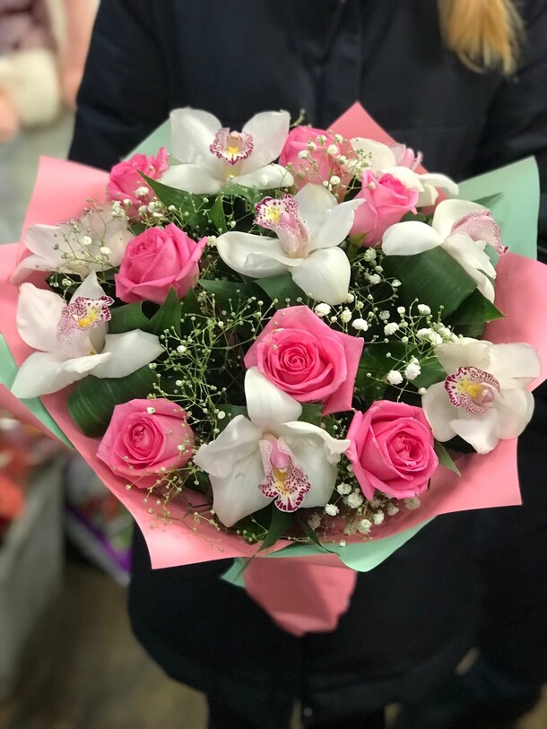 Букет из орхидей и роз, артикул F1161483 - 9922 рублей, доставка по городу. Flawery - доставка цветов