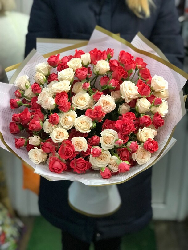 Букет из кустовой розы, артикул F1161486 - 12342 рублей, доставка по городу. Flawery - доставка цветов