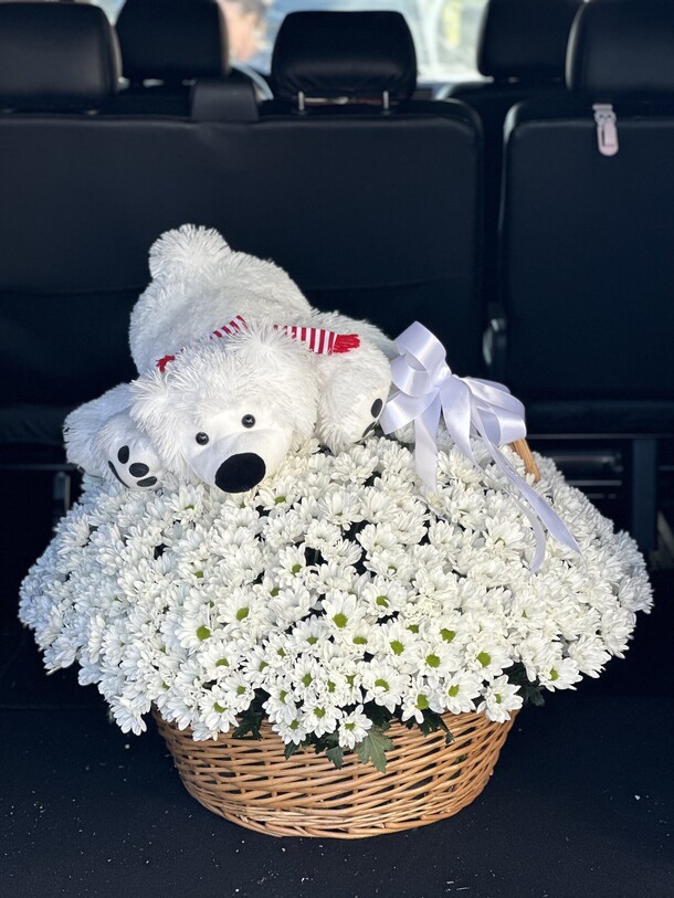 Корзинка 101 хризантема, артикул F1214063 - 82500 рублей, доставка по городу. Flawery - доставка цветов