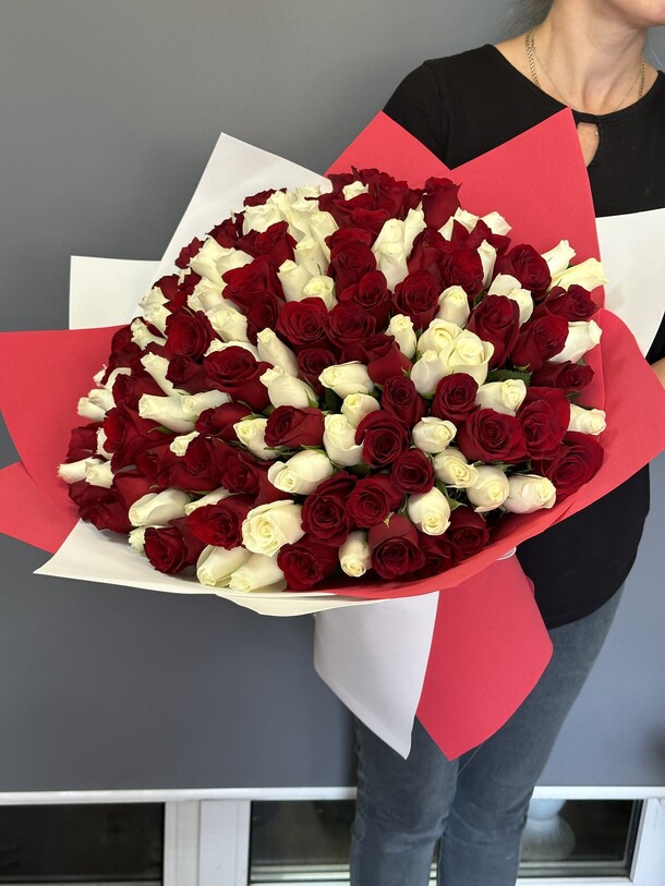 151  роза в букете, артикул F1215700 - 38198 рублей, доставка по городу. Flawery - доставка цветов