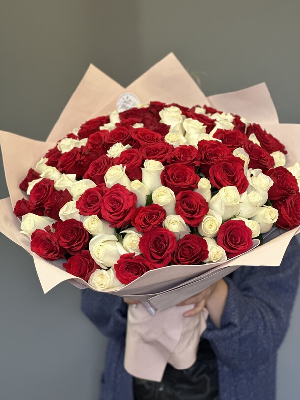 101 роза с упаковкой, артикул F1215745 - 27060 рублей, доставка по городу. Flawery - доставка цветов