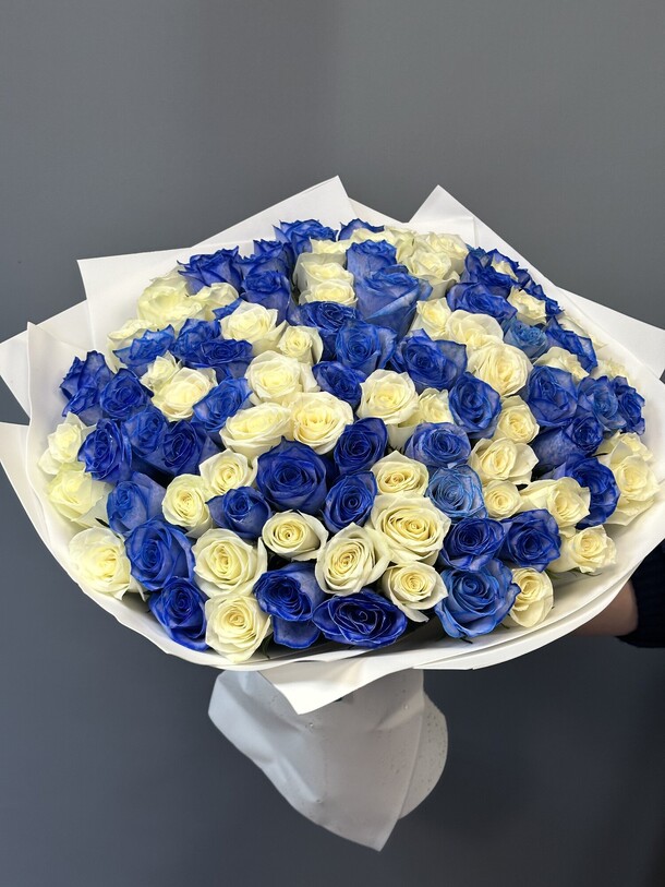 101 синяя с белыми розами, артикул F1231807 - 26620 рублей, доставка по городу. Flawery - доставка цветов