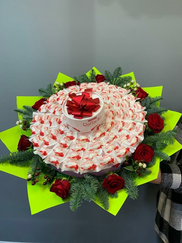 Букет из рафаэл и роз, артикул F1236683 - 18150 рублей, доставка по городу. Flawery - доставка цветов