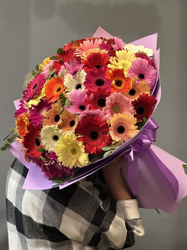 51 гербера, артикул F1239493 - 31400 рублей, доставка по городу. Flawery - доставка цветов