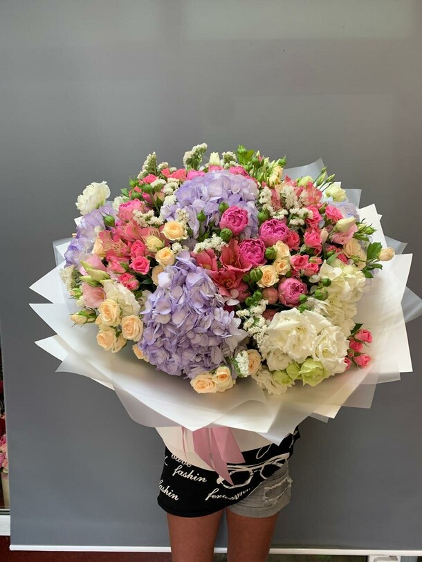 Букет сборный, артикул F1303934 - 28050 рублей, доставка по городу. Flawery - доставка цветов