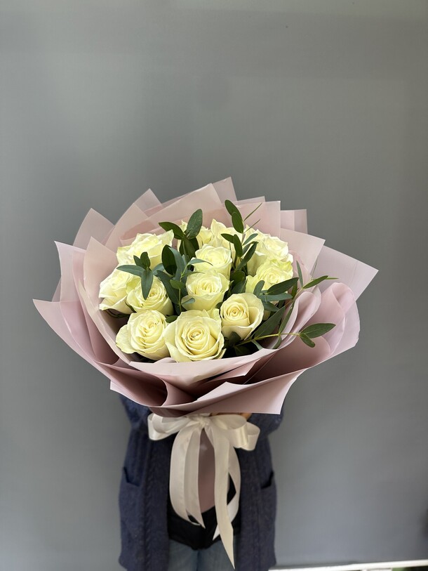 Букет из белых роз, артикул F1323695 - 5445 рублей, доставка по городу. Flawery - доставка цветов