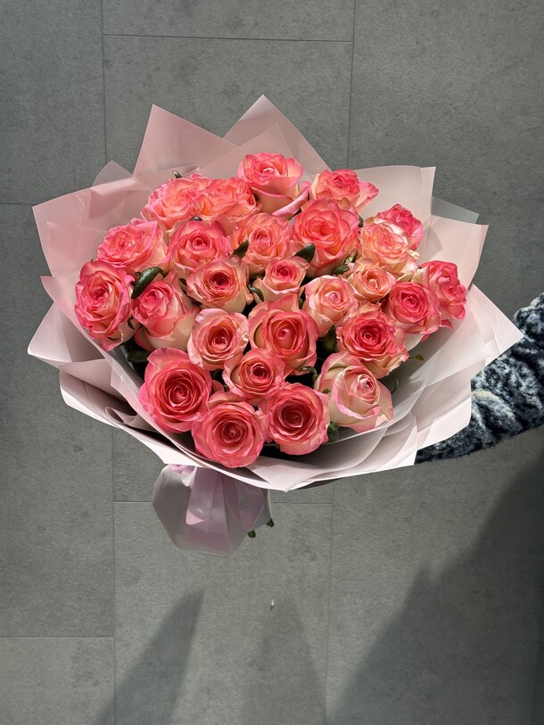 25 роз, артикул F1359778 - 9075 рублей, доставка по городу. Flawery - доставка цветов