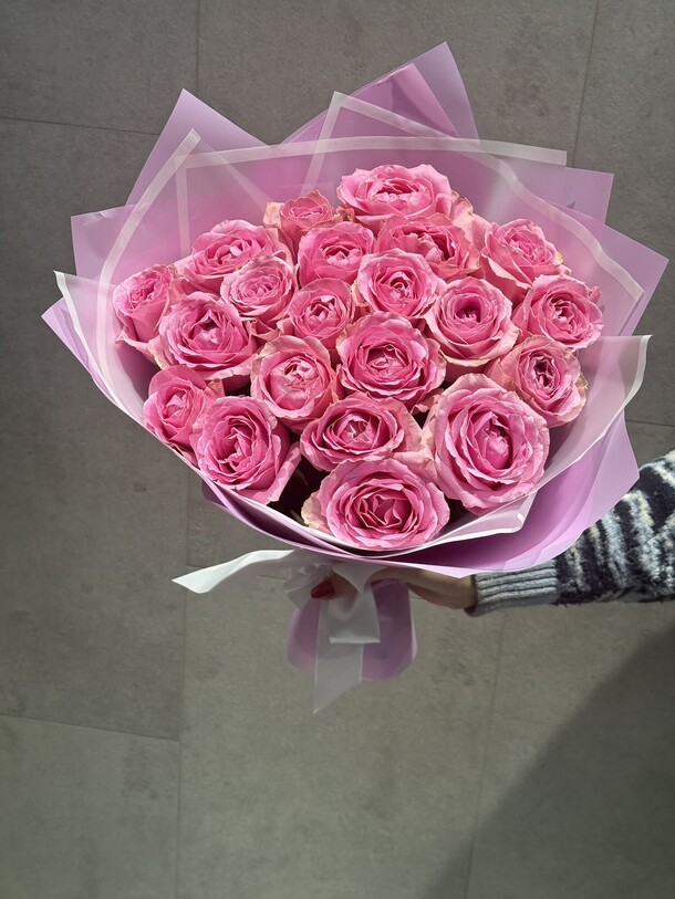 21 роза, артикул F1359862 - 6655 рублей, доставка по городу. Flawery - доставка цветов