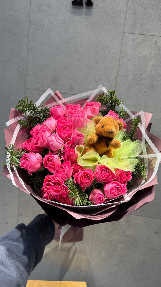 Новогодний букет, артикул F1362175 - 7013 рублей, доставка по городу. Flawery - доставка цветов