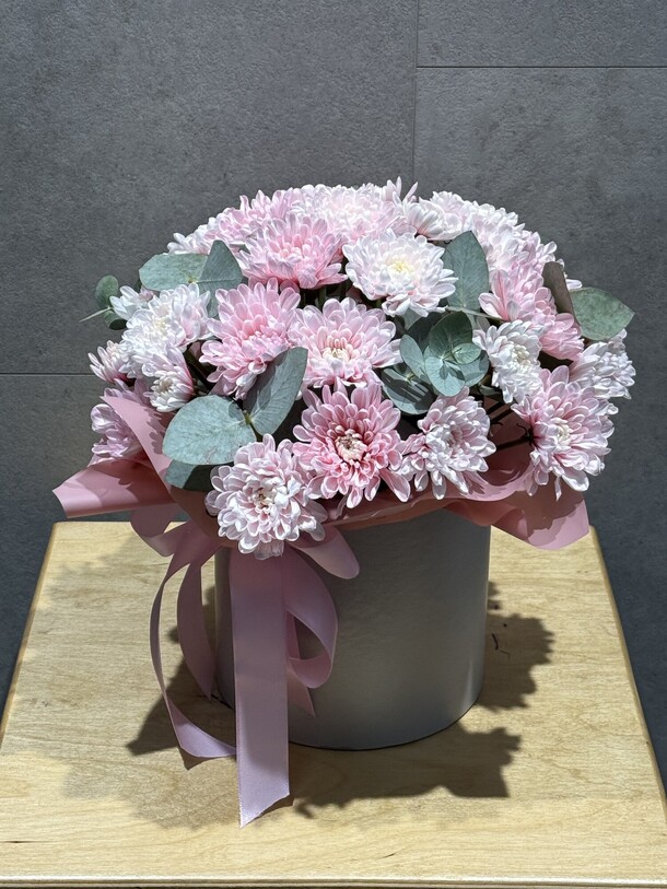 Коробочка из хризантем, артикул F1363858 - 6050 рублей, доставка по городу. Flawery - доставка цветов