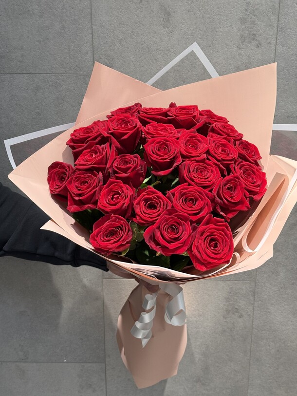 25 роз в букет, артикул F1363881 - 7013 рублей, доставка по городу. Flawery - доставка цветов