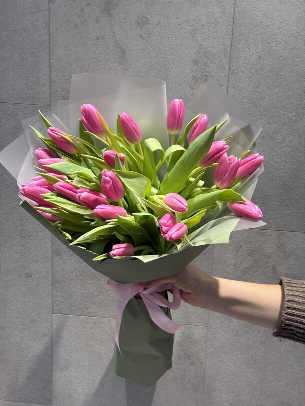 25 тюльпашек, артикул F1364200 - 7865 рублей, доставка по городу. Flawery - доставка цветов