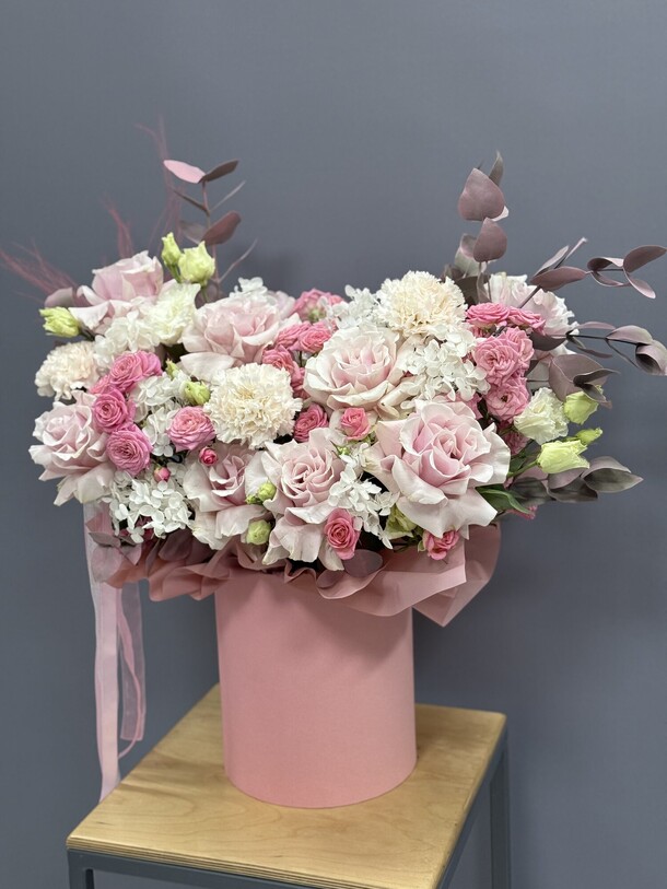 Модная пышная коробочка, артикул F1364203 - 19058 рублей, доставка по городу. Flawery - доставка цветов