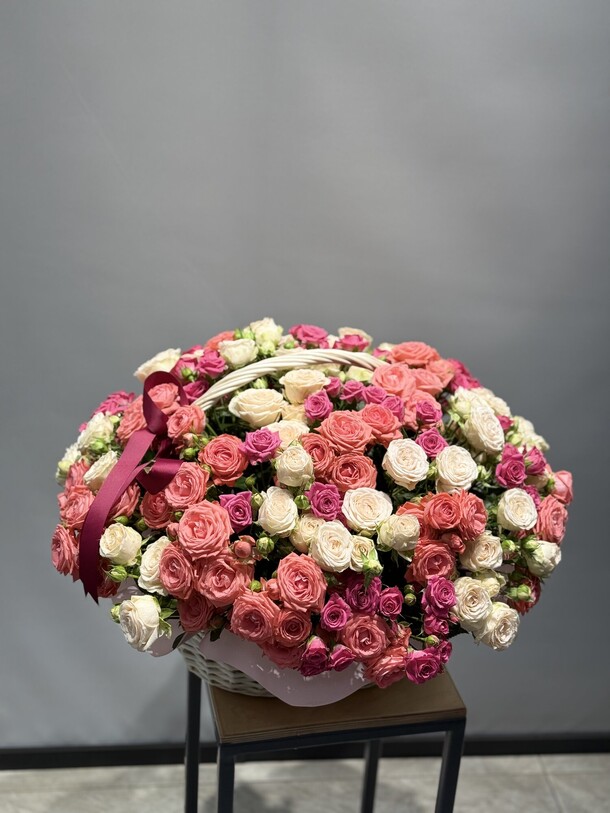 Кустовые розы в корзинке !!!, артикул F1404848 - 34485 рублей, доставка по городу. Flawery - доставка цветов