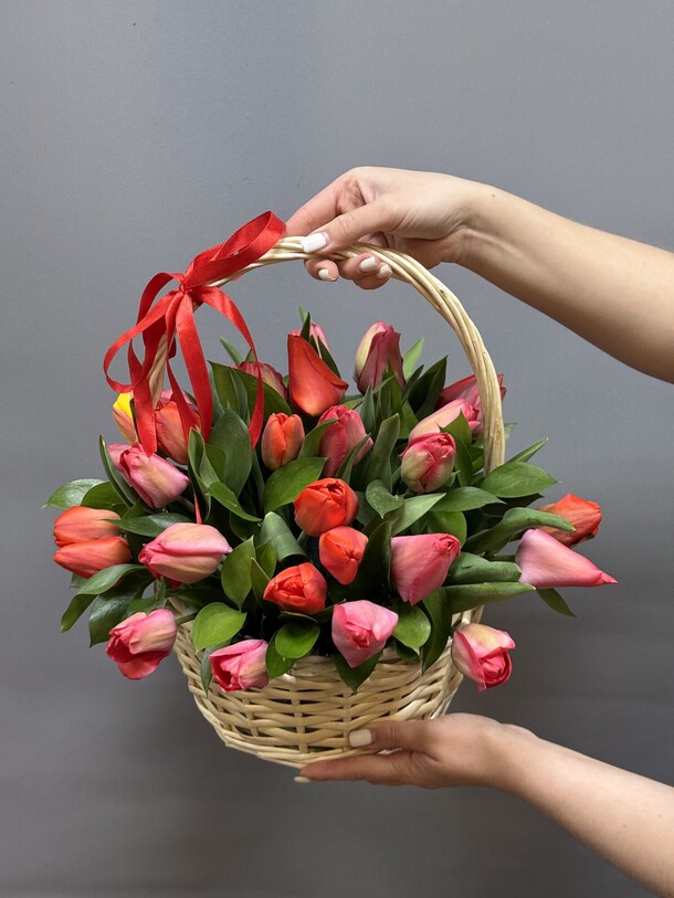 Корзиночка из тюльпанов, артикул F1409493 - 13068 рублей, доставка по городу. Flawery - доставка цветов