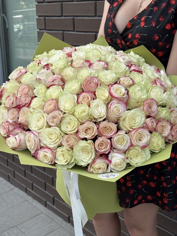 Букет 101 роза, артикул F1425004 - 37571 рублей, доставка по городу. Flawery - доставка цветов