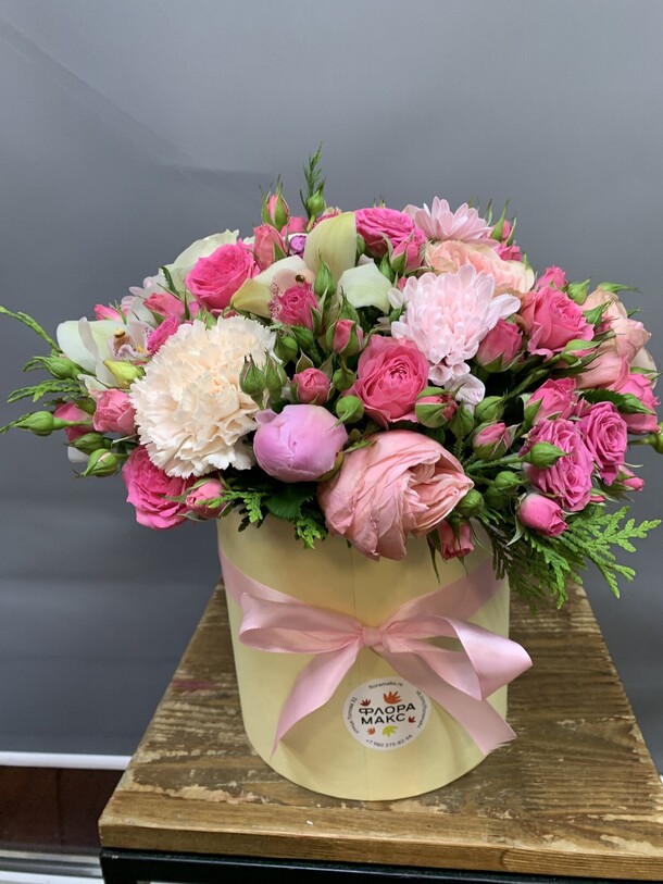 Коробка с цветами радость, артикул F1431967 - 8531 рублей, доставка по городу. Flawery - доставка цветов