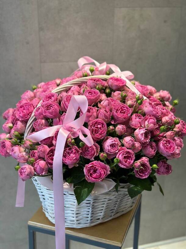 Кустовые розы в корзине, артикул F1447799 - 35090 рублей, доставка по городу. Flawery - доставка цветов