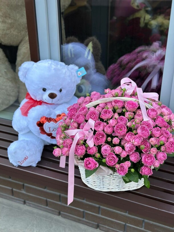 Кустовые розы и мишка, артикул F1447815 - 41473 рублей, доставка по городу. Flawery - доставка цветов