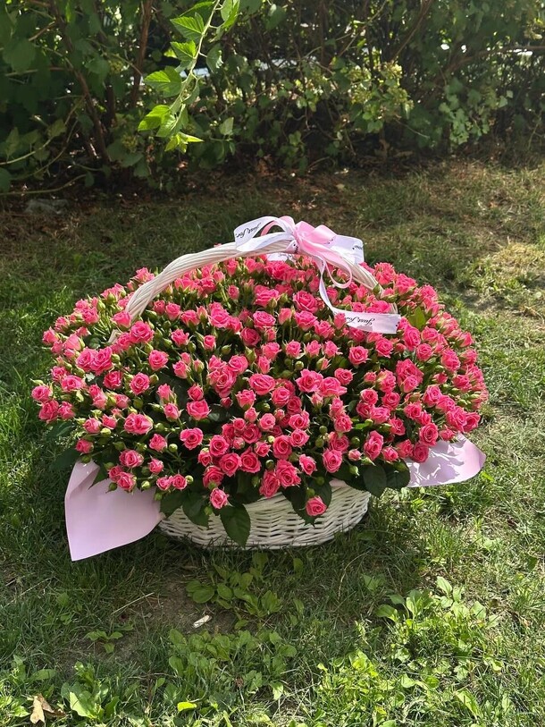 Кустовая роза в корзине, артикул F1449039 - 34485 рублей, доставка по городу. Flawery - доставка цветов